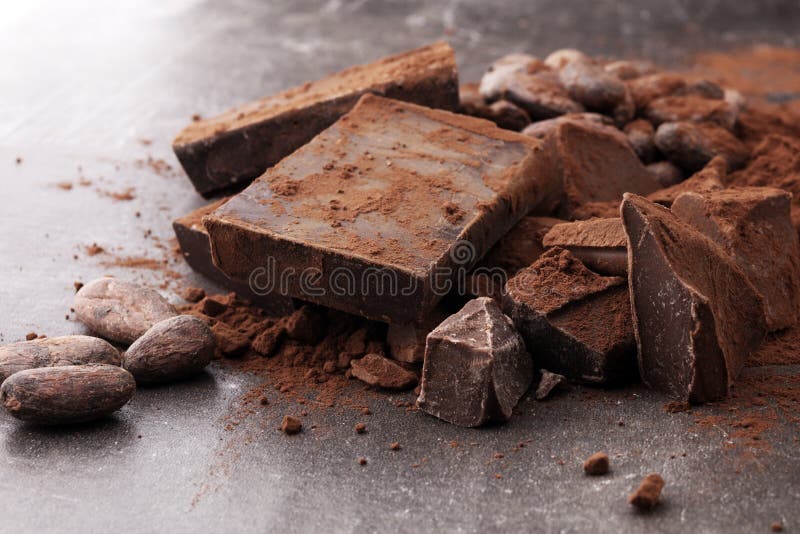 Rohe Kakaobohnen, Kakaopulver und Schokoladenstücke