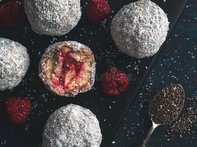 Rohe lamington Glücksbälle mit Himbeeren-chia stauen lizenzfreies stockbild Rohe lamington Glücksbälle mit Himbeeren-chia stauen lizenzfreies stockbild