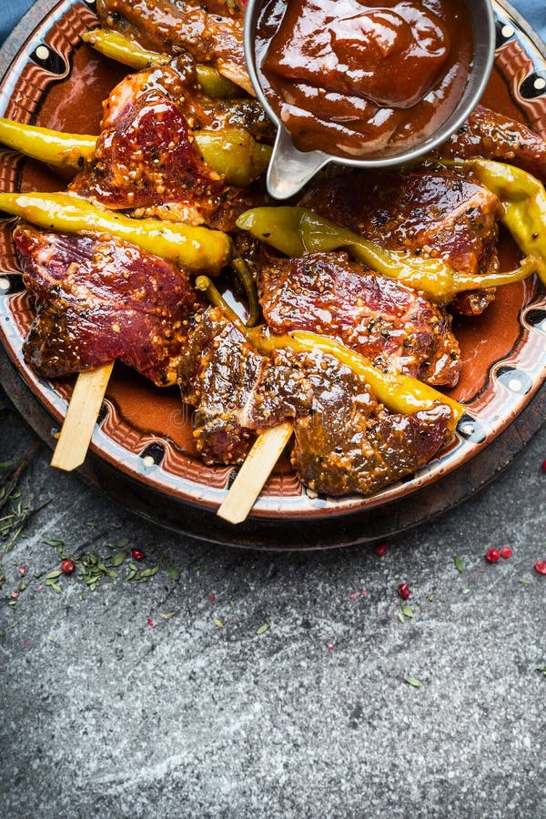 Rohe marinierte Fleischaufsteckspindel mit grünem Paprikapfeffer oder Pepperonis für den grillenden Grill, Draufsicht stockfotos
