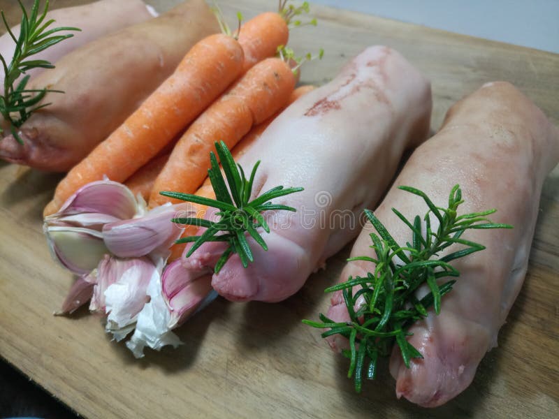 Rohe Schweinhufe auf Holzoberfläche lizenzfreie stockfotos Rohe Schweinhufe auf Holzoberfläche lizenzfreie stockfotos