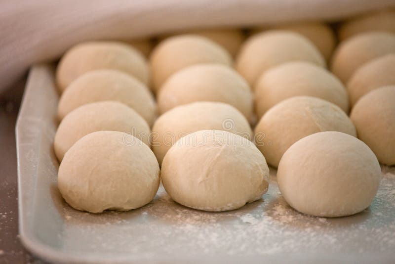 Rohe Stücke Brotteig vor Gärung und Backen lizenzfreies stockfoto Rohe Stücke Brotteig vor Gärung und Backen lizenzfreies stockfoto