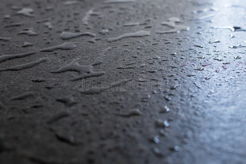 Rohe und raue schwarze Granitplatte naß mit Wasser Tropfen und Flecken stockfotos Rohe und raue schwarze Granitplatte naß mit Wasser Tropfen und Flecken stockfotos