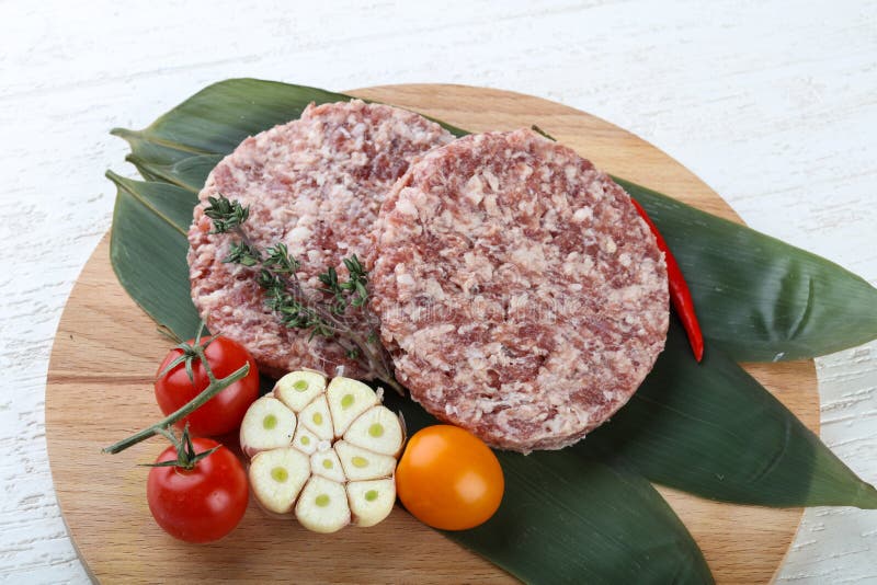 Rohes Burgerkotelett stockfotografie