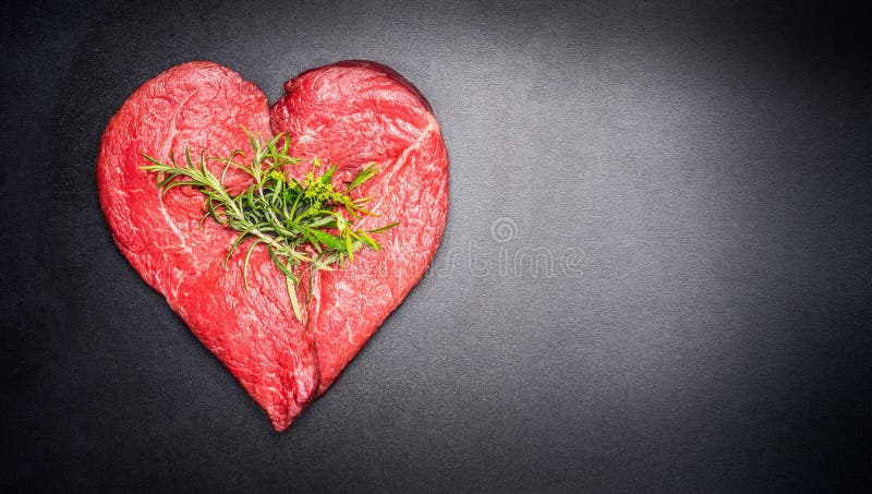Rohes Fleisch der Herzform mit Kräutern auf dunklem Tafelhintergrund Gesunder Lebensstil oder Konzept des biologischen Lebensmitt stockfotos Rohes Fleisch der Herzform mit Kräutern auf dunklem Tafelhintergrund Gesunder Lebensstil oder Konzept des biologischen Lebensmitt stockfotos