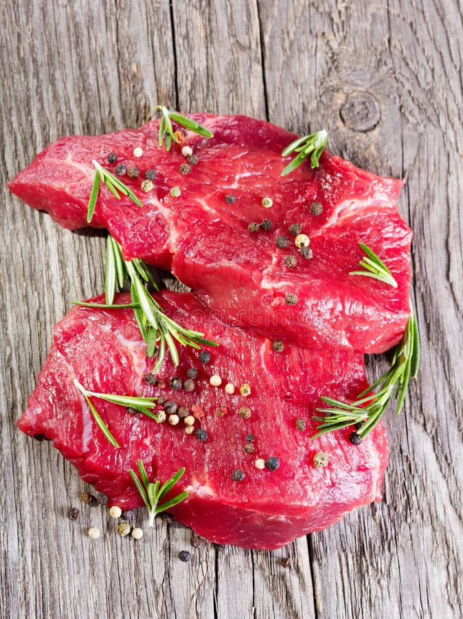 Rohes Fleisch mit Rosmarin stockfotos Rohes Fleisch mit Rosmarin stockfotos