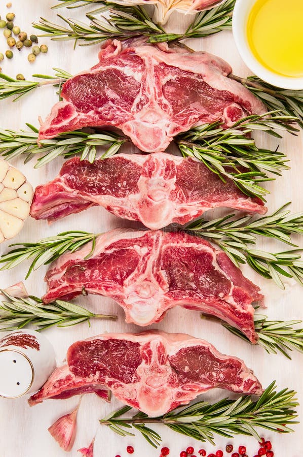 Rohes Hammelfleischfleisch, Lammlende hackt mit frischen Kräutern und Öl, Draufsicht lizenzfreie stockfotografie Rohes Hammelfleischfleisch, Lammlende hackt mit frischen Kräutern und Öl, Draufsicht lizenzfreie stockfotografie