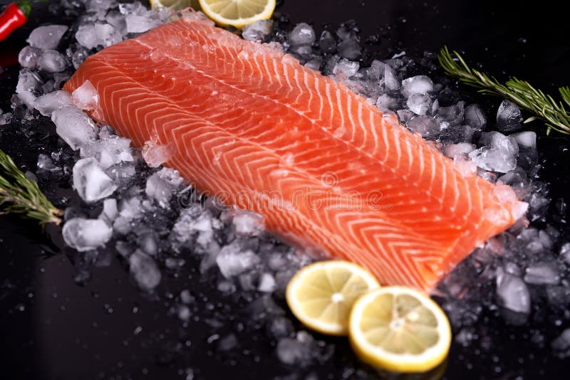 Rohes Lachsfilet auf zerquetschtem Eis mit Zitrone und Rosmarin Di? t f ood stockfotos