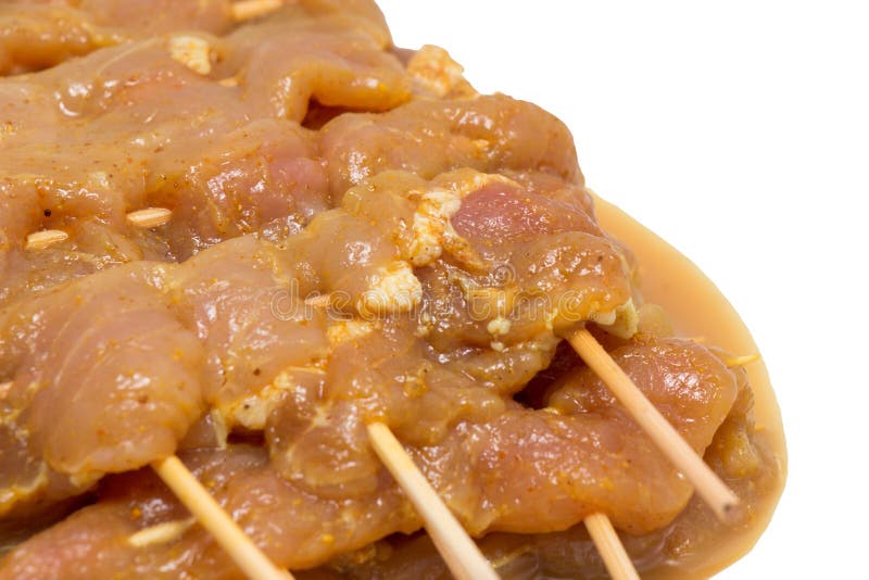 Rohes mariniertes Fleisch in der Platte für Schweinefleisch bbq-Aufsteckspindelnabschluß oben lizenzfreies stockfoto