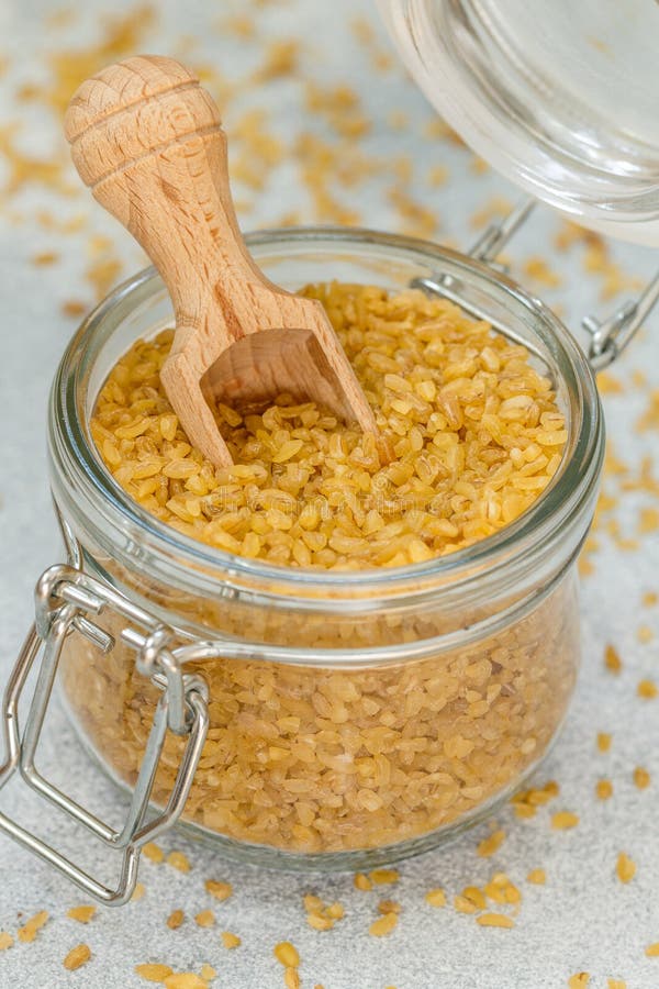 Rohes ungekochtes Bulgur stockbilder