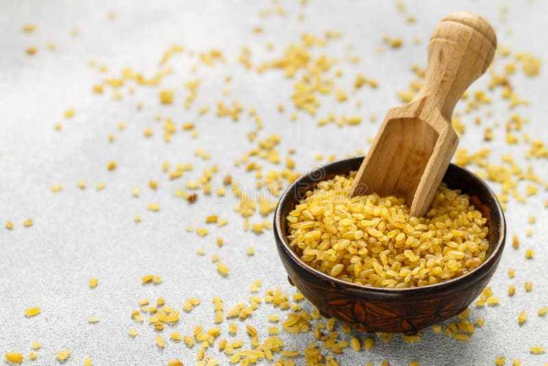 Rohes ungekochtes Bulgur stockbilder