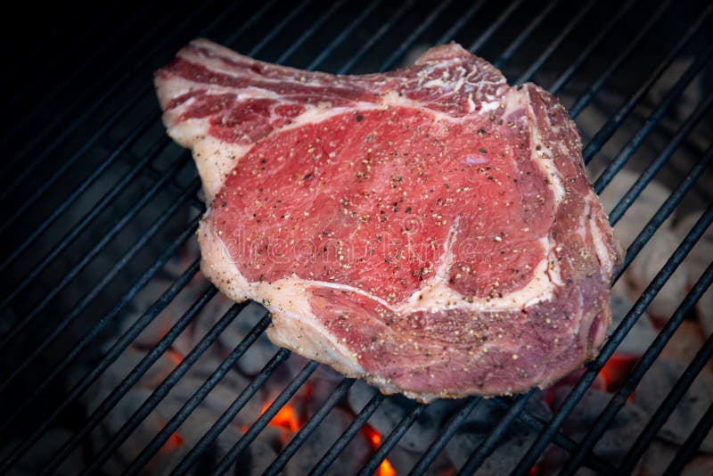 Rohes ungekochtes Rib Eye-Steak stockbild Rohes ungekochtes Rib Eye-Steak stockbild