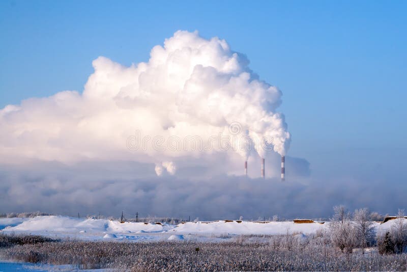 Rohre Wärmekraftwerke strahlen dicken Rauch aus Wärmekraftwerke im starken Nebel lizenzfreie stockfotografie