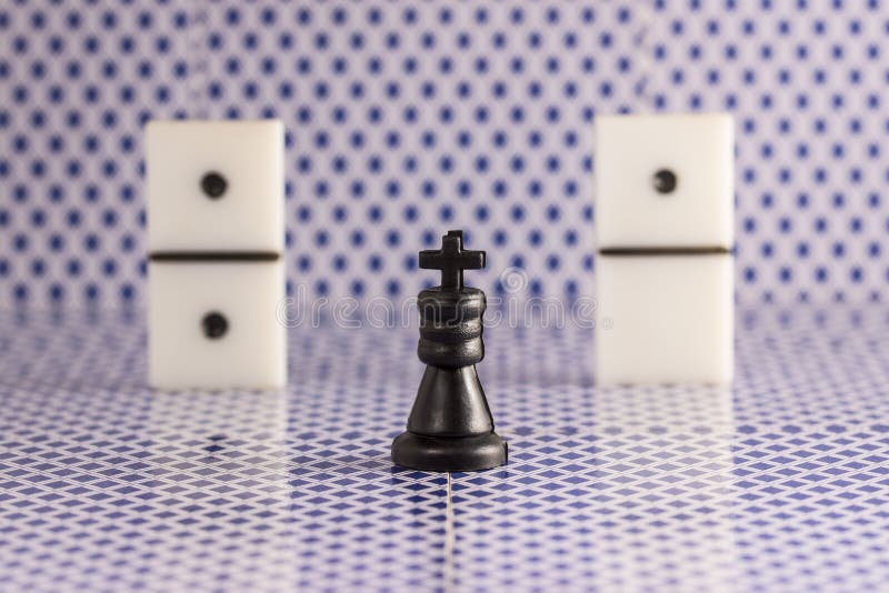 Roi et matrices noirs d'échecs pour des dominos sur un fond brouillé de l'arrière de jouer des cartes images stock Roi et matrices noirs d'échecs pour des dominos sur un fond brouillé de l'arrière de jouer des cartes images stock