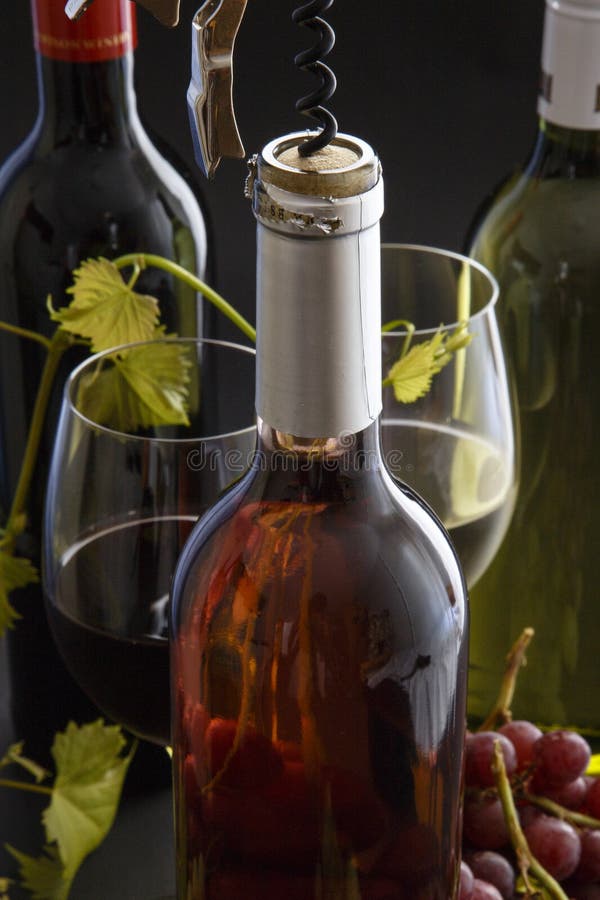 Rojo, blanco y vino rosado con los vidrios y las uvas fotografía de archivo Rojo, blanco y vino rosado con los vidrios y las uvas fotografía de archivo
