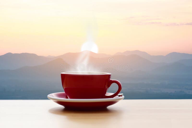 Rojo de la taza de café con la montaña de la sol de la mañana imagenes de archivo Rojo de la taza de café con la montaña de la sol de la mañana imagenes de archivo