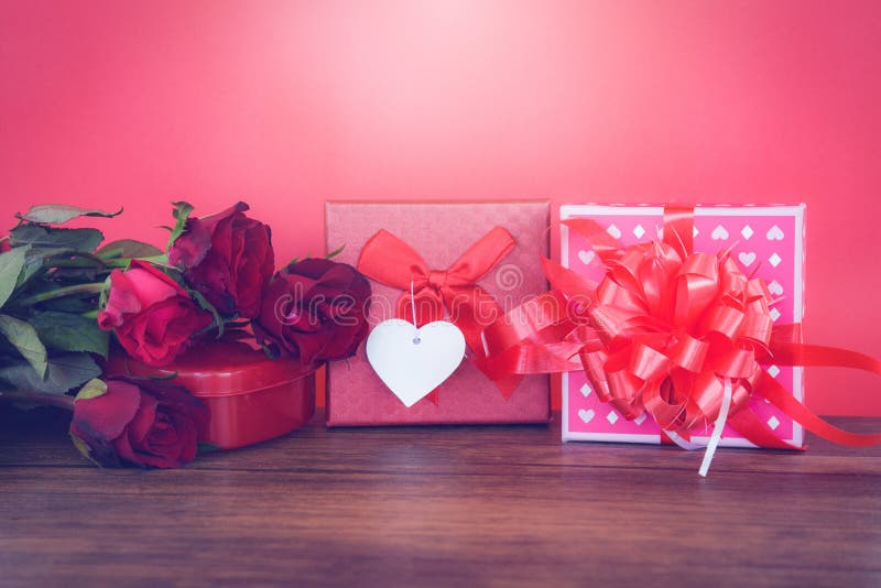 Rojo y rosa de la caja de regalo de día de San Valentín en el fondo de madera/la flor color de rosa roja de día de San Valentín imágenes de archivo libres de regalías Rojo y rosa de la caja de regalo de día de San Valentín en el fondo de madera/la flor color de rosa roja de día de San Valentín imágenes de archivo libres de regalías