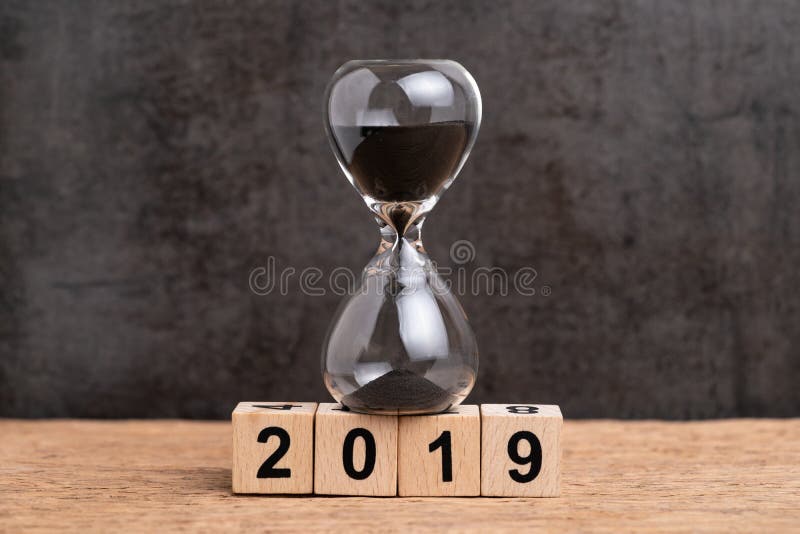 Rok 2019 czasów odliczanie, czasu przelotny pojęcie, hourglass lub sandglass na sześcianu drewnianym blokowym budynku liczba 2019 zdjęcie royalty free Rok 2019 czasów odliczanie, czasu przelotny pojęcie, hourglass lub sandglass na sześcianu drewnianym blokowym budynku liczba 2019 zdjęcie royalty free