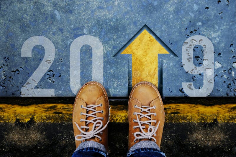 2019 rok pojęcie Odgórny widok samiec z Rzemiennych butów stać zdjęcia stock 2019 rok pojęcie Odgórny widok samiec z Rzemiennych butów stać zdjęcia stock