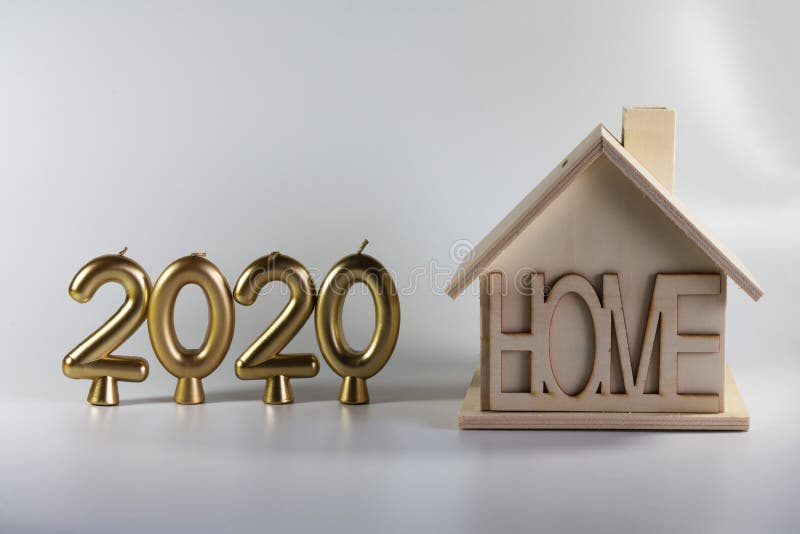 2020 rok świeczki i domowej roboty drewniany dom zdjęcia stock 2020 rok świeczki i domowej roboty drewniany dom zdjęcia stock