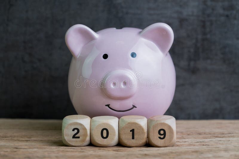 Roku 2019 pieniężny cel, szczęśliwy uśmiechnięty różowy prosiątko bank z zaleca się zdjęcia royalty free Roku 2019 pieniężny cel, szczęśliwy uśmiechnięty różowy prosiątko bank z zaleca się zdjęcia royalty free