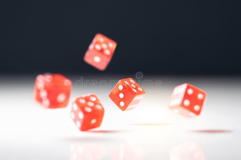 Rol de dop Risico, geluk, gokken, wedden of verslaving Vijf rode casino's en pokerdobbelen op tafel