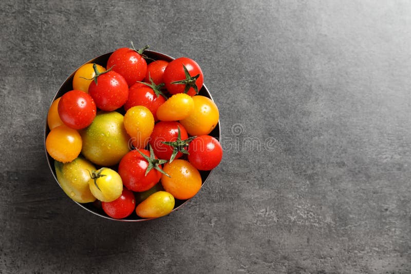 Role com os tomates suculentos saborosos e o espaço para o texto foto de stock