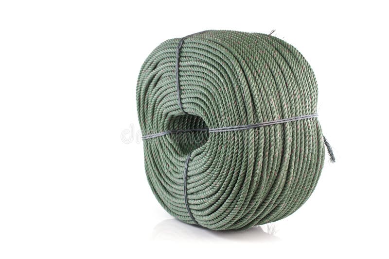 Role a corda de nylon verde grossa isolada no fundo branco imagens de stock royalty free Role a corda de nylon verde grossa isolada no fundo branco imagens de stock royalty free