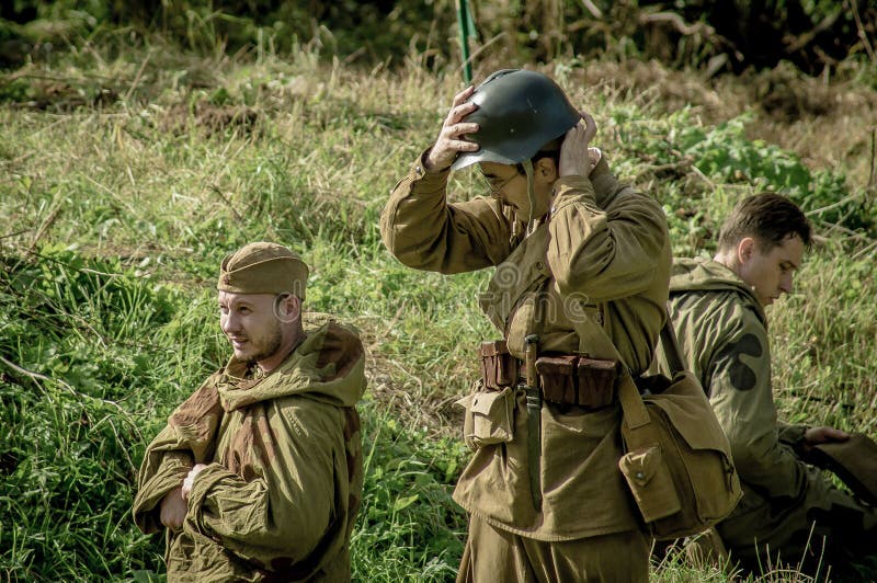 Roleplay - rekonstruktion av striden av världskriget 1941 2 i den Kaluga regionen av Ryssland arkivbild Roleplay - rekonstruktion av striden av världskriget 1941 2 i den Kaluga regionen av Ryssland arkivbild