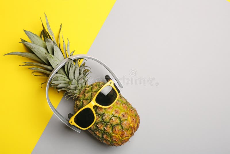 Rolig ananas med hörlurar och solglasögon på färgbakgrund, bästa sikt arkivfoton Rolig ananas med hörlurar och solglasögon på färgbakgrund, bästa sikt arkivfoton