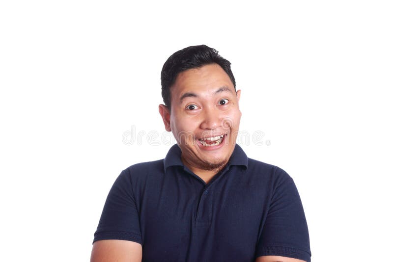 Rolig asiatisk man som ler över vit bakgrund royaltyfri fotografi Rolig asiatisk man som ler över vit bakgrund royaltyfri fotografi
