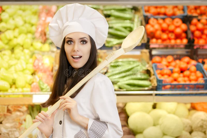 Rolig dam Chef med stor skedshopping för grönsaker royaltyfri foto Rolig dam Chef med stor skedshopping för grönsaker royaltyfri foto