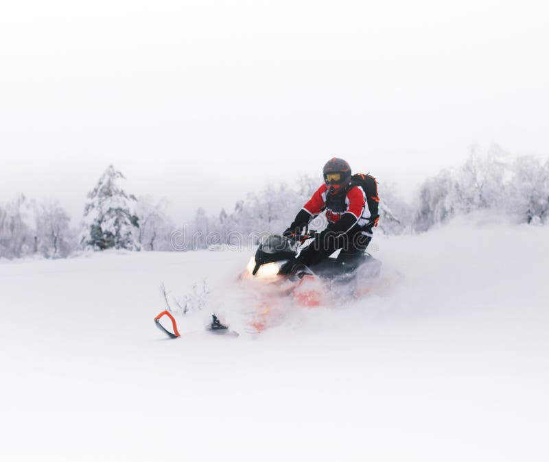 Rolig flicka för vinter upp kullen fotografering för bildbyråer Rolig flicka för vinter upp kullen fotografering för bildbyråer