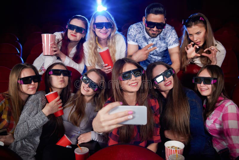 Rolig grupp av studenter som gör fotoet på smartphonen arkivbilder Rolig grupp av studenter som gör fotoet på smartphonen arkivbilder