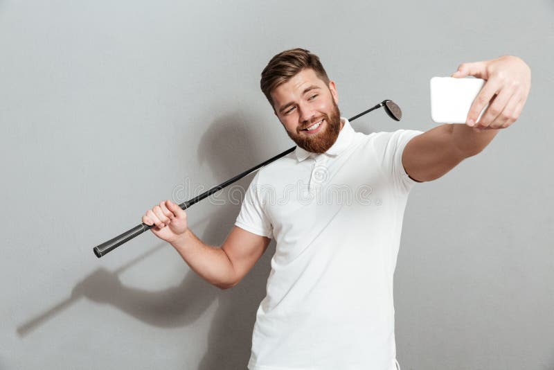 Rolig lycklig golfaredanandeselfie på hans smartphone royaltyfri foto Rolig lycklig golfaredanandeselfie på hans smartphone royaltyfri foto