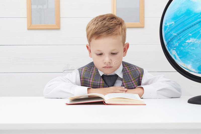 Roligt barn i skola pys med boken, barnutbildning arkivfoton Roligt barn i skola pys med boken, barnutbildning arkivfoton