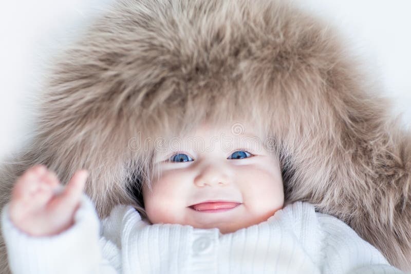 Roligt gulligt behandla som ett barn flickan som bär den enorma vinterhatten arkivfoto Roligt gulligt behandla som ett barn flickan som bär den enorma vinterhatten arkivfoto
