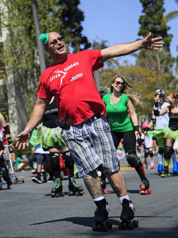 Rolkowe łyżwiarki przy St. Patricks dnia Fest i paradą fotografia stock Rolkowe łyżwiarki przy St. Patricks dnia Fest i paradą fotografia stock