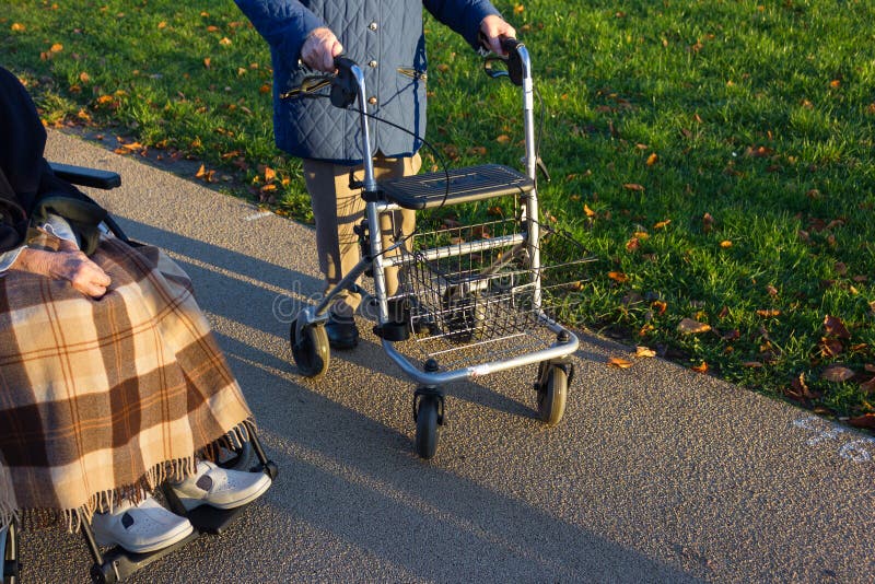 rollator και αναπηρική καρέκλα με τον πρεσβύτερο στο ιστορικό πάρκο στοκ φωτογραφία με δικαίωμα ελεύθερης χρήσης rollator και αναπηρική καρέκλα με τον πρεσβύτερο στο ιστορικό πάρκο στοκ φωτογραφία με δικαίωμα ελεύθερης χρήσης