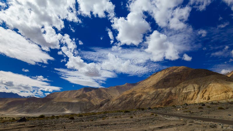 Rollen 4K Timelapse bewölkt sich über Berg, Leh, Ladakh, Indien