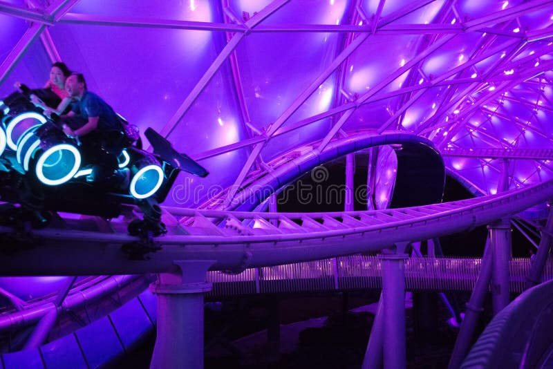 Tron Lightcycle Power Run, uma montanha-russa no Disneyland de Xangai, em Xangai, China fotos de stock royalty free