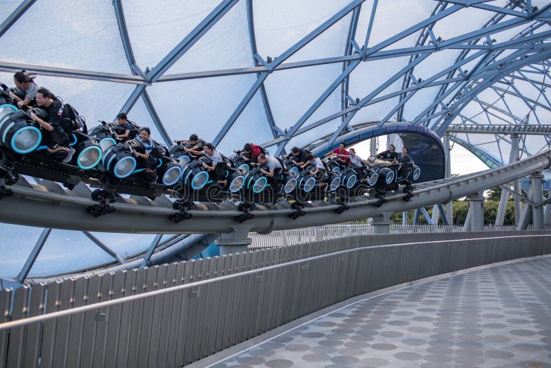 TRON Lightcycle Power Run, uma montanha-russa no Shanghai Disneyland Park Resort, na China foto de stock royalty free