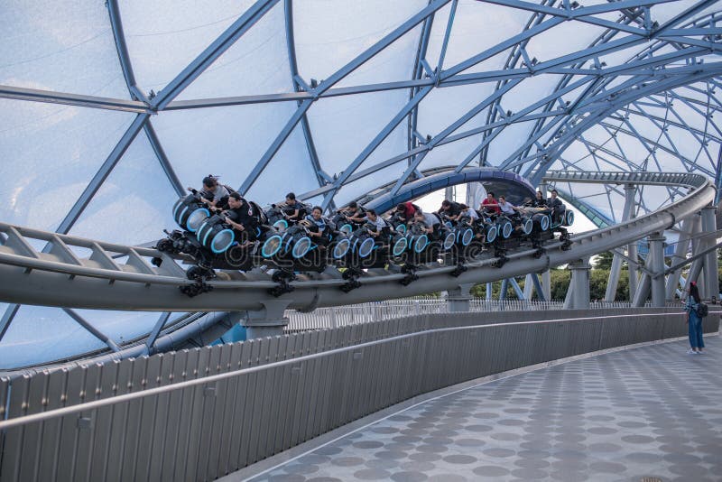 TRON Lightcycle Power Run, uma montanha-russa no Shanghai Disneyland Park Resort, na China imagem de stock royalty free