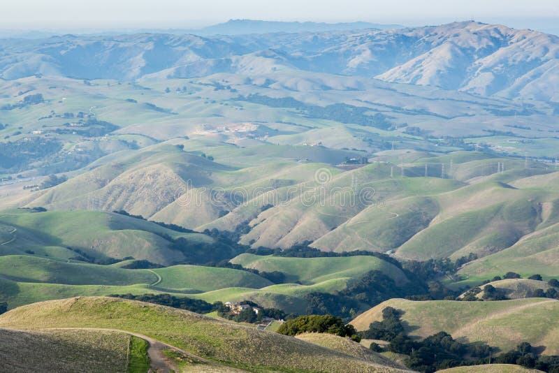 Rolling Hills classica nei parchi regionali della baia orientale della contea di Alameda in California fotografia stock libera da diritti Rolling Hills classica nei parchi regionali della baia orientale della contea di Alameda in California fotografia stock libera da diritti