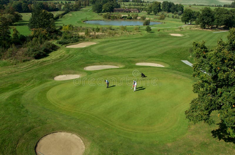 Rolling Hills y un verde en un campo de golf fotografía de archivo libre de regalías Rolling Hills y un verde en un campo de golf fotografía de archivo libre de regalías