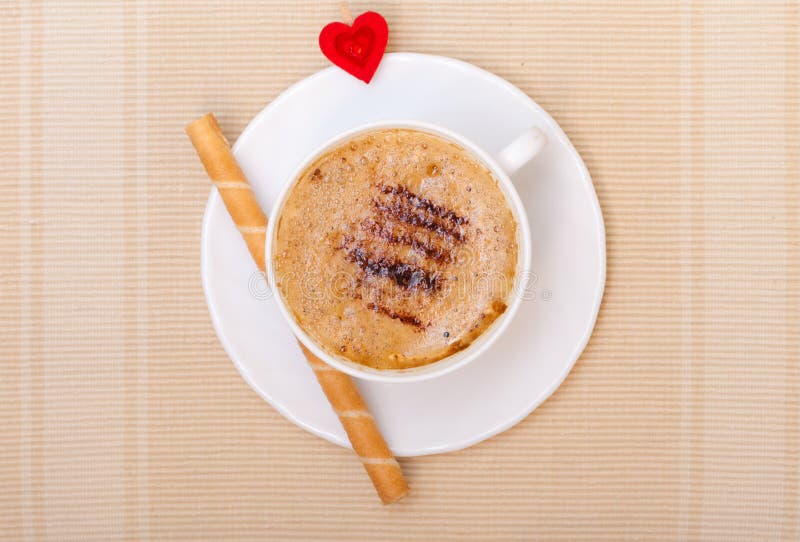 Rollo blanco de la galleta del coffe de la taza con el corazón poner crema. El día de tarjeta del día de San Valentín del amor foto de archivo Rollo blanco de la galleta del coffe de la taza con el corazón poner crema. El día de tarjeta del día de San Valentín del amor foto de archivo