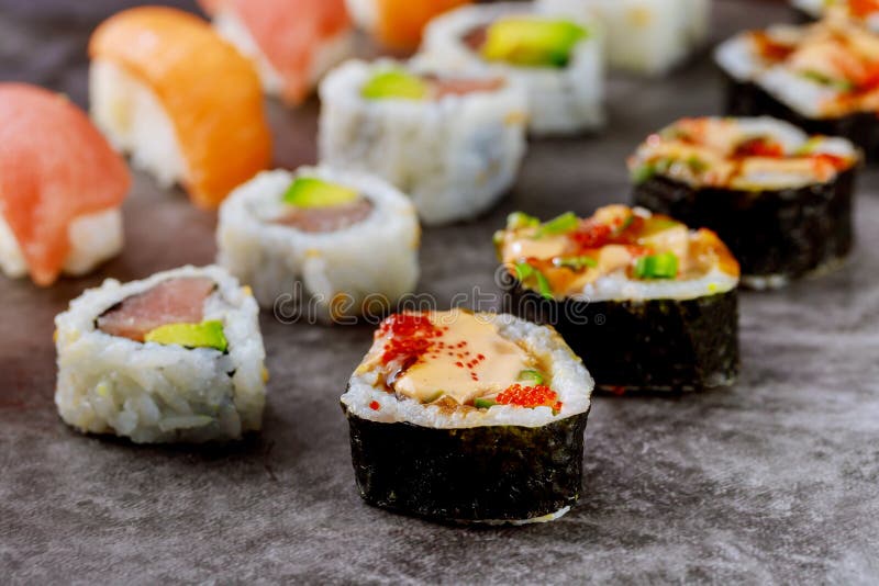 Rollo de sushi con pescado crudo de fondo gris. comida japonesa foto de archivo libre de regalías