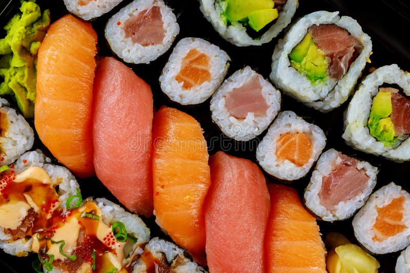 Rollo de sushi fresco colorido puesto en una bandeja negra. comida japonesa imagen de archivo libre de regalías