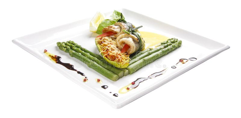 Rollos de los mariscos con el espárrago y las verduras fotografía de archivo Rollos de los mariscos con el espárrago y las verduras fotografía de archivo