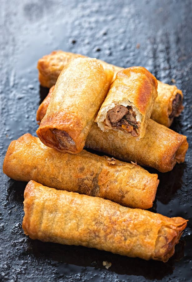 Rollos de primavera quebradizos del pato Llenado de las verduras, del pato y de la salsa de hoisin orientales fotografía de archivo Rollos de primavera quebradizos del pato Llenado de las verduras, del pato y de la salsa de hoisin orientales fotografía de archivo