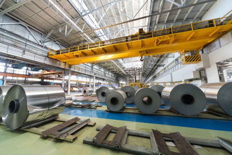Rolls d'aluminium et de grue dans la boutique de production de l'usine image libre de droits Rolls d'aluminium et de grue dans la boutique de production de l'usine image libre de droits